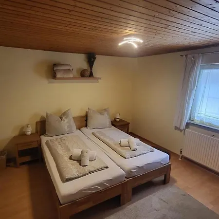 Apartment Geraeumig Ausgelegte In Der Oberen Etage Mit Bergblick Vom Privaten Balkon *