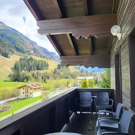 Geraeumig Ausgelegte In Der Oberen Etage Mit Bergblick Vom Privaten Balkon Apartment *