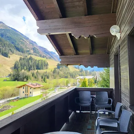 Geraeumig Ausgelegte In Der Oberen Etage Mit Bergblick Vom Privaten Balkon * Bruck an der Grossglocknerstrasse