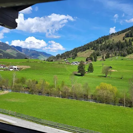 Apartment Geraeumig Ausgelegte In Der Oberen Etage Mit Bergblick Vom Privaten Balkon *